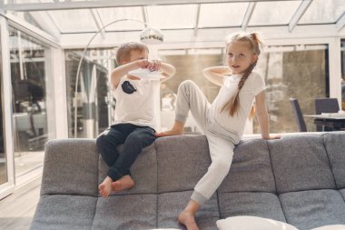 Çocuklar karantinada evde kalıyor.