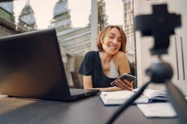 Karantinada çalışan iş kadını