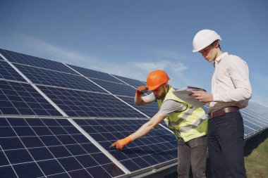 Güneş enerjisi istasyonunda ustabaşı ve işadamı.