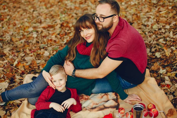Familia con hijo pequeño en un parque de otoño — Foto de Stock