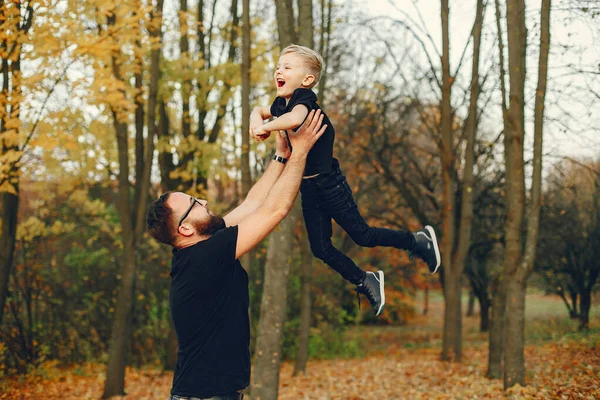 Linda familia jugando en un parque de otoño —  Fotos de Stock