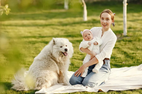 Familia pasar tiempo en un jardín de verano — Foto de Stock