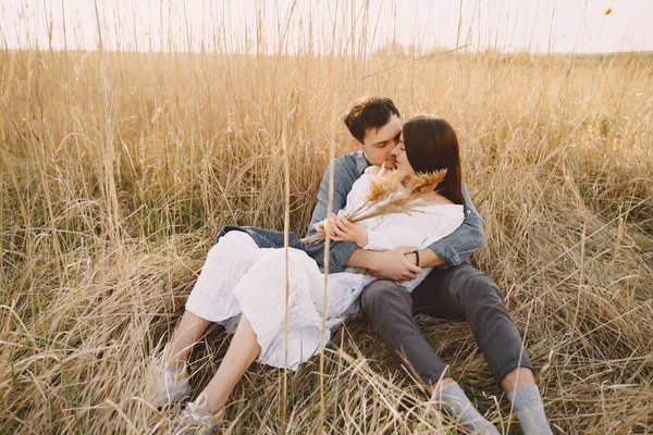 Coppia felice innamorata nel campo di grano al tramonto — Foto Stock