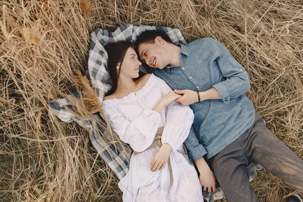 Gün batımında buğday tarlasında aşık mutlu çift — Stok fotoğraf