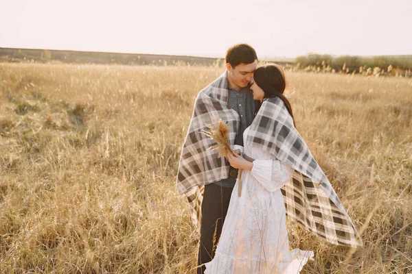 Šťastný pár zamilovaný v pšeničném poli při západu slunce — Stock fotografie