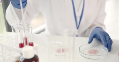 Laboratuvar çalışanı kan örneklerini inceleyerek patolojileri tespit ediyor.