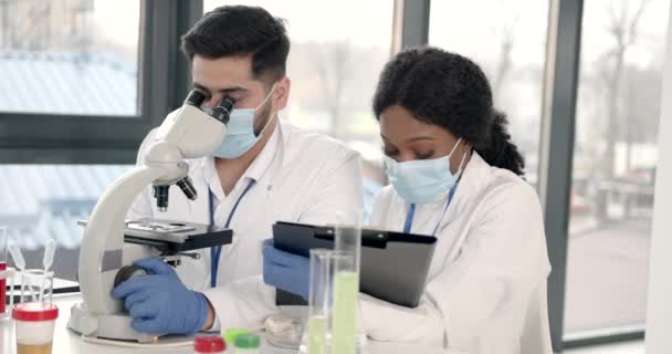 Pesquisadores criando a vacina para o covid-19 em um laboratório — Vídeo de Stock