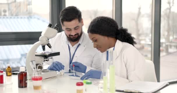 Pesquisadores criando a vacina para o covid-19 em um laboratório — Vídeo de Stock