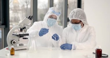 Biyokimya laboratuarındaki salgın testi sırasında araştırmacılar