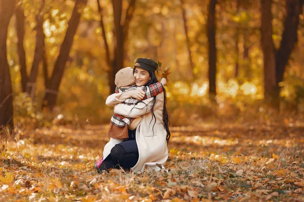 Leuke en stijlvolle familie in een herfstpark — Stockfoto