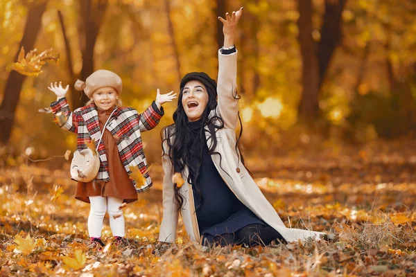 Cute i stylowa rodzina w jesiennym parku — Zdjęcie stockowe