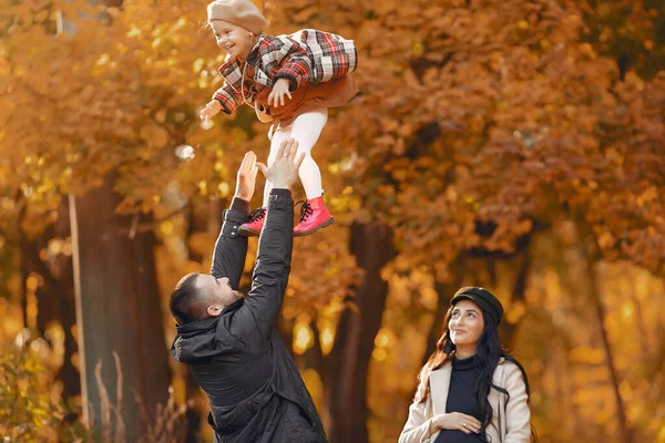 Семья с маленькой дочерью в осеннем парке — стоковое фото