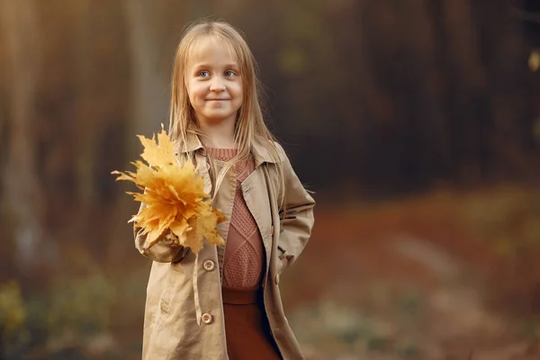 Linda niña camina en un parque de otoño —  Fotos de Stock