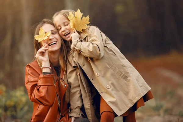 Família bonito e elegante em um parque de outono — Fotografia de Stock