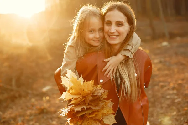 Família bonito e elegante em um parque de outono — Fotografia de Stock