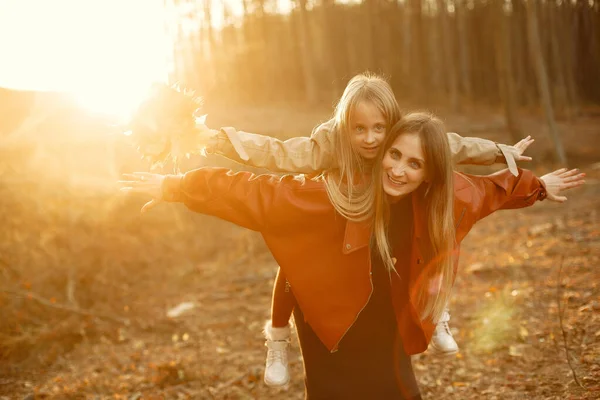 Cute and stylish family in a autumn park — Stock Photo, Image