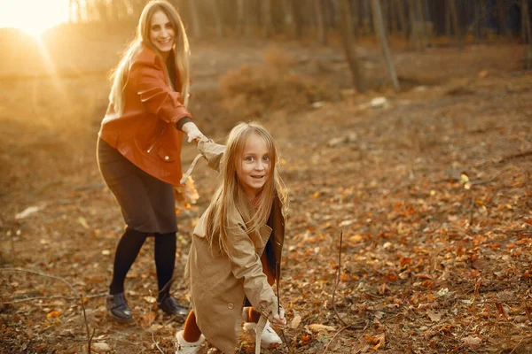 Famiglia carina ed elegante in un parco autunnale — Foto Stock