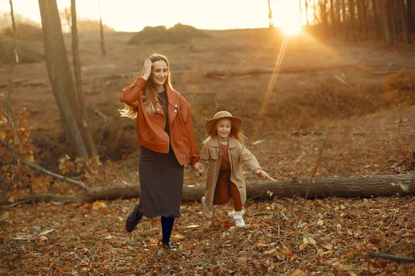 Famiglia carina ed elegante in un parco autunnale — Foto Stock