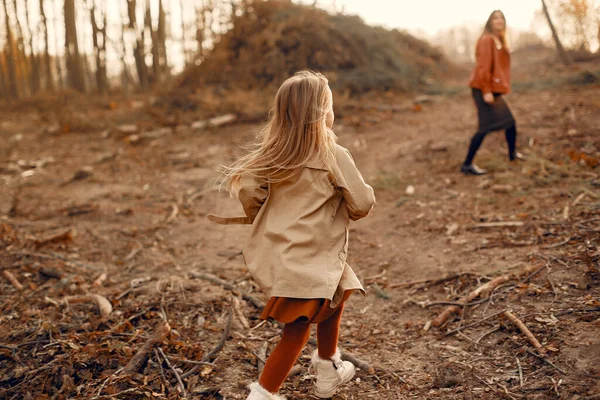 Famiglia carina ed elegante in un parco autunnale — Foto Stock