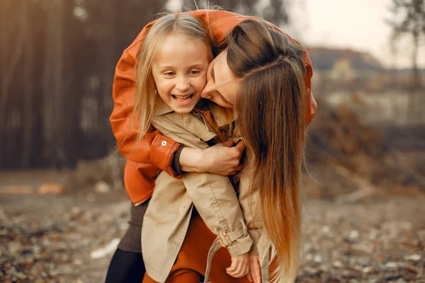 Sonbahar parkında şirin ve şık bir aile. — Stok fotoğraf