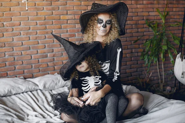 Anya lánya halloween jelmezben és sminkben — Stock Fotó