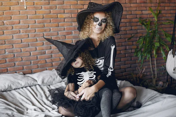 Moeder met dochter in een Halloween kostuum en make-up — Stockfoto