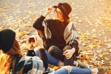 Sonbahar şehrinde iki genç kız şehirde dolaşıp park ediyor.