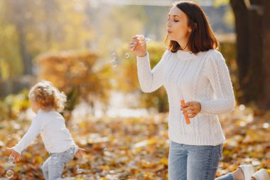 Anne ve küçük kızı kabarcıklarla oynuyorlar.