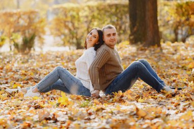 Sonbahar tarlasında oynayan sevimli ve şık bir aile.