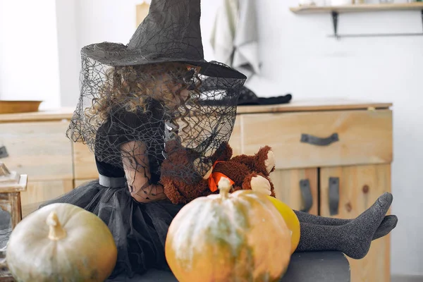 Une petite fille avec du maquillage d'Halloween sur le visage à la maison — Photo