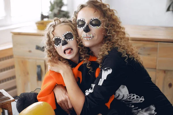 Madre con figlia in costume di Halloween e trucco — Foto Stock