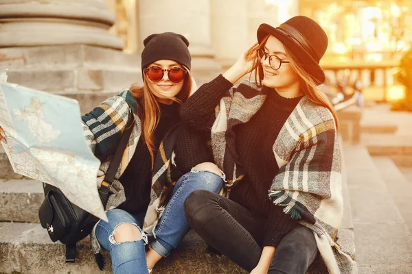 Duas meninas caminham pela cidade no outono cidade e parque — Fotografia de Stock