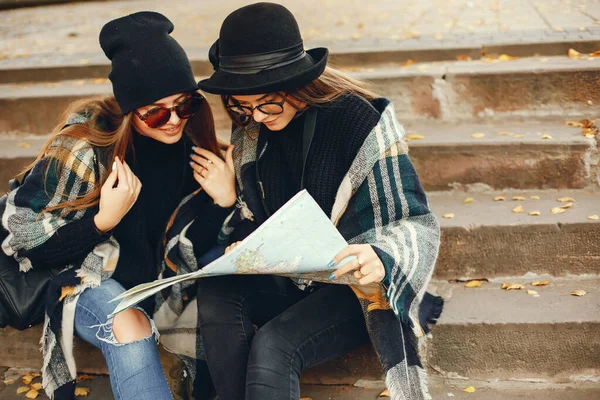 Due ragazze passeggiano per la città in autunno e parco — Foto Stock