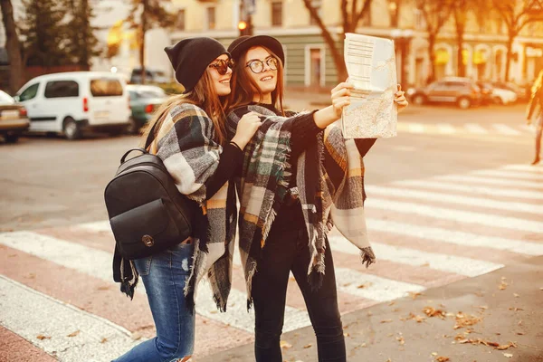 Δύο νεαρά κορίτσια περπατούν γύρω από την πόλη το φθινόπωρο και το πάρκο — Φωτογραφία Αρχείου