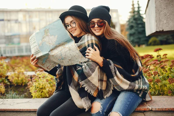 Duas meninas caminham pela cidade no outono cidade e parque — Fotografia de Stock