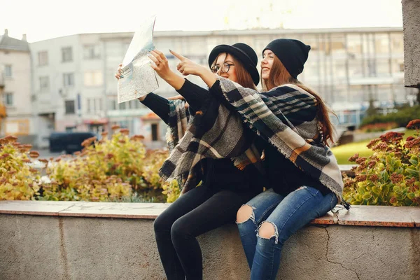 Deux jeunes filles se promènent autour de la ville dans la ville d'automne et parc — Photo