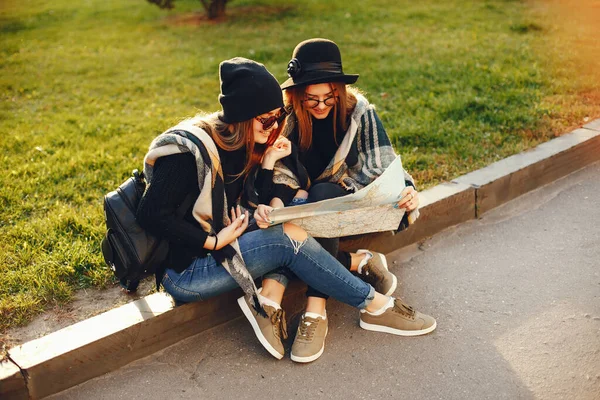 Dvě mladé dívky procházka po městě v podzimním městě a park — Stock fotografie