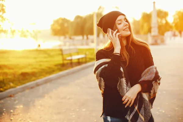 Ragazza passeggia per la città in autunno e parco — Foto Stock