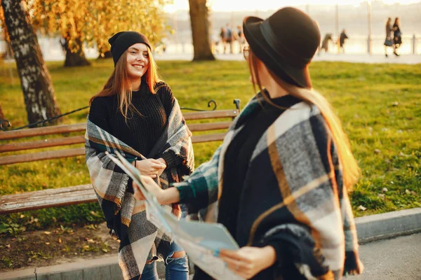 Dos jóvenes caminan por la ciudad en la ciudad de otoño y el parque —  Fotos de Stock