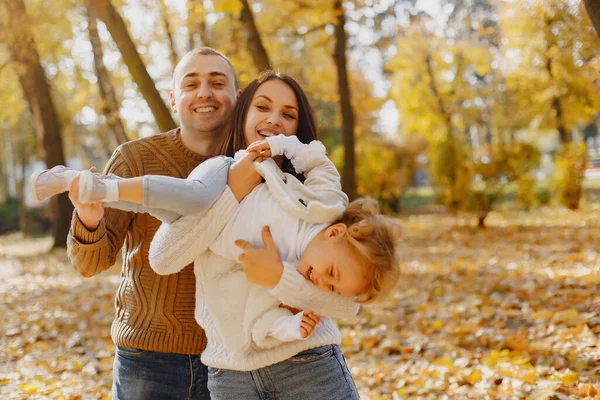 Família bonito e elegante jogando em um campo de outono — Fotografia de Stock