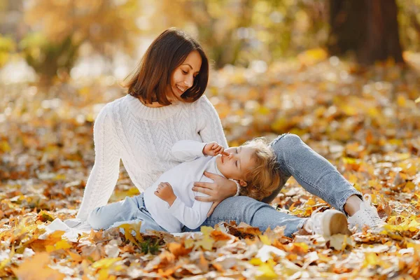 Famiglia carina ed elegante in un parco autunnale — Foto Stock