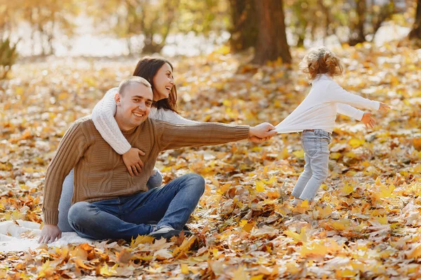 Cute and stylish family playing in a autumn field — Stock Photo, Image