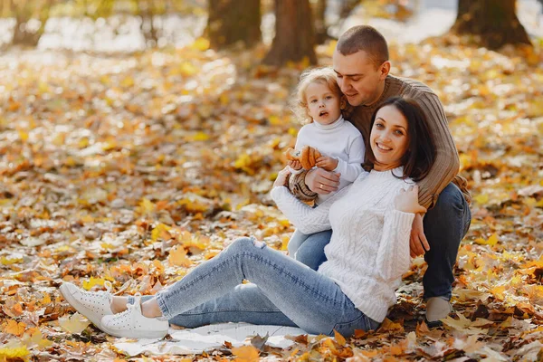 Nette und stylische Familie spielt in einem herbstlichen Feld — Stockfoto