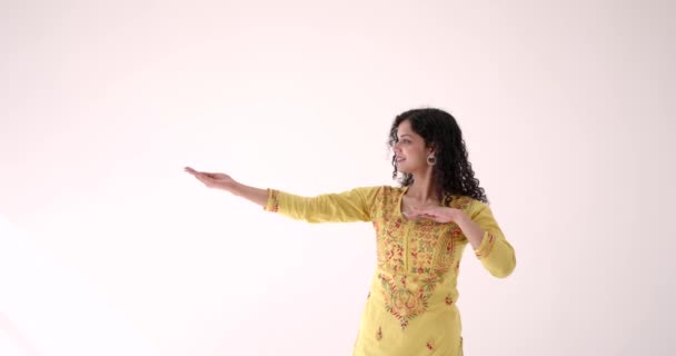 Woman in indian clothes showing dance move — Stock Video