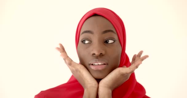 Femme nigériane en vêtements traditionnels posant en studio — Video