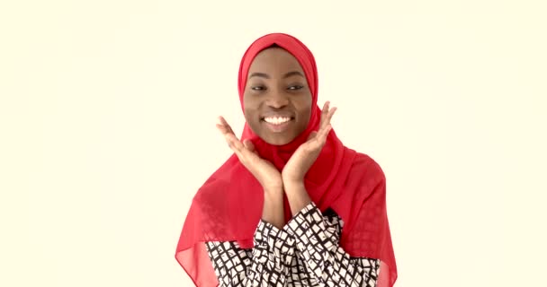 Wanita Nigeria dalam pakaian tradisional berpose di studio — Stok Video