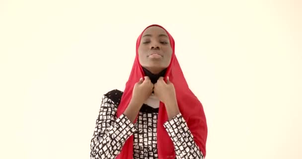 Wanita Nigeria dalam pakaian tradisional berpose di studio — Stok Video