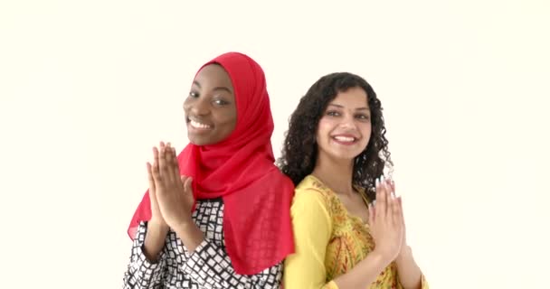 Mujeres africanas y asiáticas juntas sobre fondo blanco — Vídeo de stock