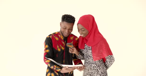 Étudiants africains en vêtements traditionnels avec livre en studio blanc — Video