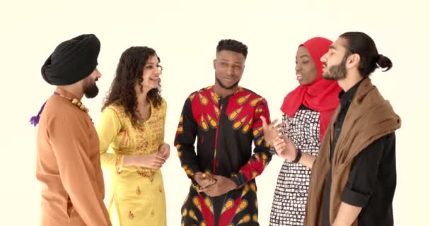 Grupa różnorodnych uśmiechniętych mężczyzn ubranych w stroje ludowe — Wideo stockowe
